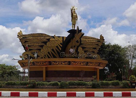 Tugu Bundaran Emas Puruk Cahu