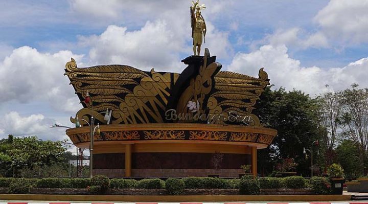 Tugu Bundaran Emas Puruk Cahu