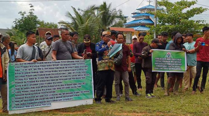 Warga Desa Kenyala melakukan aksi damai tuntut Kades Sahewan Harianto mundur, Rabu, 18 September 2024.