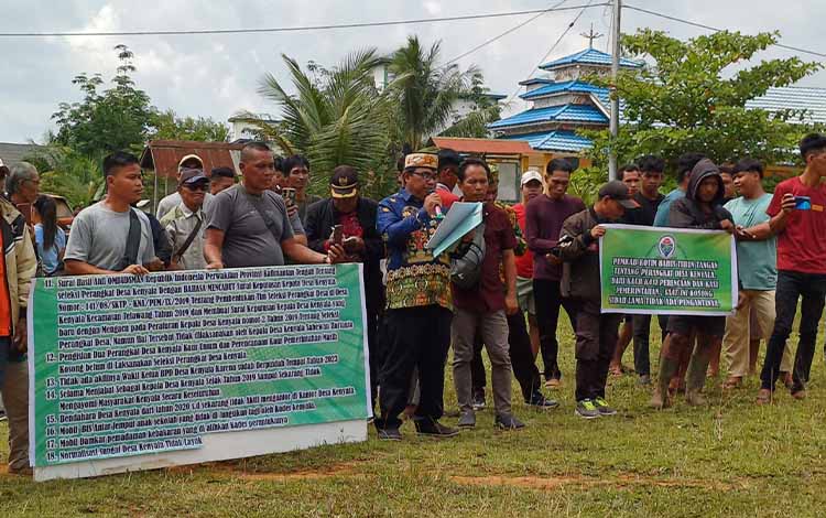 Warga Desa Kenyala Kotim Tuntut Kades Mundur dari Jabatannya