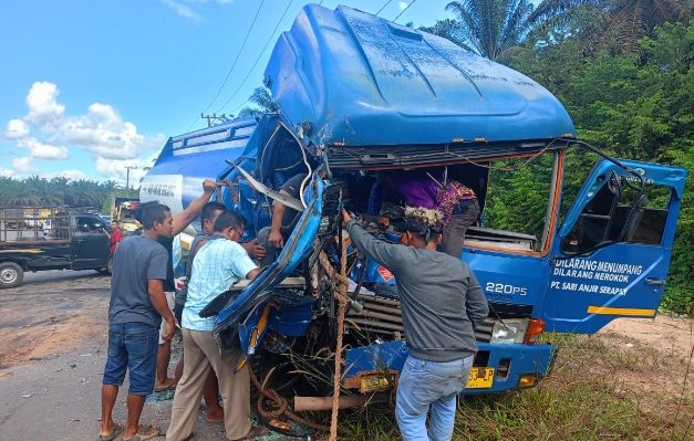 Warga mengevakuasi sopir tanggki yang sudah terbujur kaku dalam kabin usai kecelakaan beruntun di Kecamatan Parenggean, Selasa, 10 September 2024.