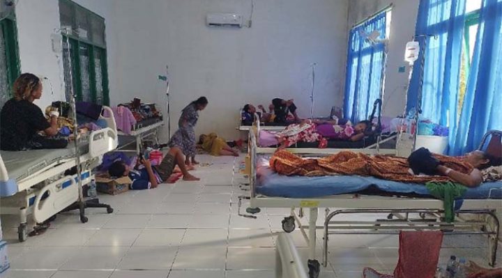 Warga yang mengalami keracunan saat menjalani perawatan di RSUD Hanau, Kabupaten Seruyan