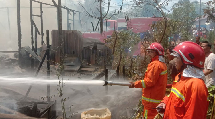 Dua Rumah Warga di Kota Besi Dilalap Si Jago Merah