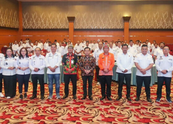 Asisten 1 Setda Kotim Rihel didampingi Ketua DPRD Kotim Rimbun dan Kepala DPMD Kabupaten Kotim Raihansyah saat berfoto bersama para anggota di sela Muscab DPC APDESI, Kamis, 31 Oktober 2024.