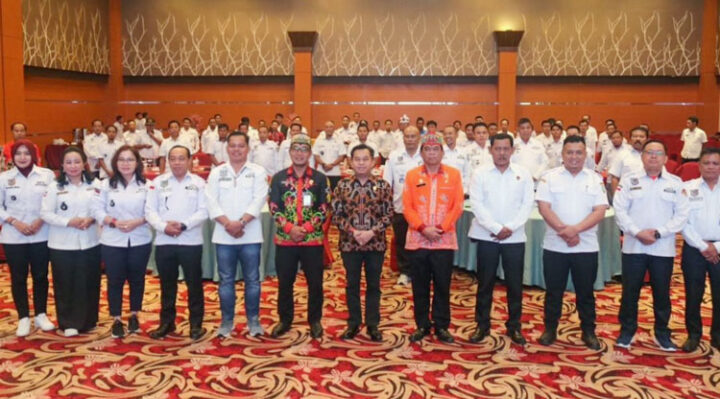 Asisten 1 Setda Kotim Rihel didampingi Ketua DPRD Kotim Rimbun dan Kepala DPMD Kabupaten Kotim Raihansyah saat berfoto bersama para anggota di sela Muscab DPC APDESI, Kamis, 31 Oktober 2024.