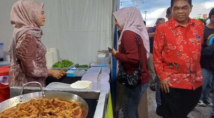 Asisten I Setda Kotim Rihel saat berada di Tepian Mentaya Festival.