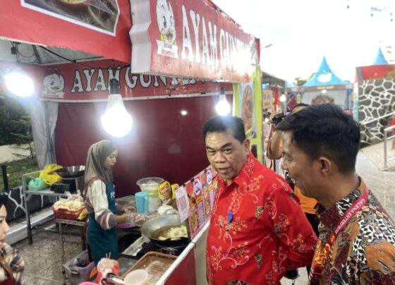 Asisten I Setda Kotim Rihel saat berkunjung ke stand yang ada di Kawasan Ikon Jelawat, Sabtu, 5 Oktober 2024.