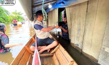 BPBD Kabupaten Murung Raya Bantu Warga Korban Banjir