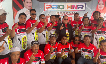 Calon Bupati Kotim Halikinnor berfoto bersama dengan Relawan Pro HNR didampingi Anggota DPRD Kotim Paliansyah, Minggu, 13 Oktober 2024