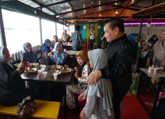 Calon Bupati Kotim Halikinnor di salah saru rumah makan di tepi Sungai Mentaya.