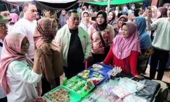 Calon Bupati Kotim, Halikinnor didampingi istri saat membeli aneka kue tradisonal di Pasar Keramat, Minggu, 13 Oktober 2024.