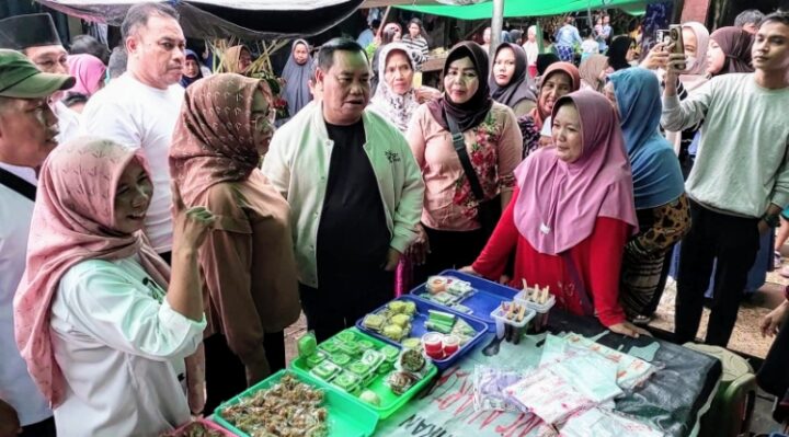 Calon Bupati Kotim, Halikinnor didampingi istri saat membeli aneka kue tradisonal di Pasar Keramat, Minggu, 13 Oktober 2024.