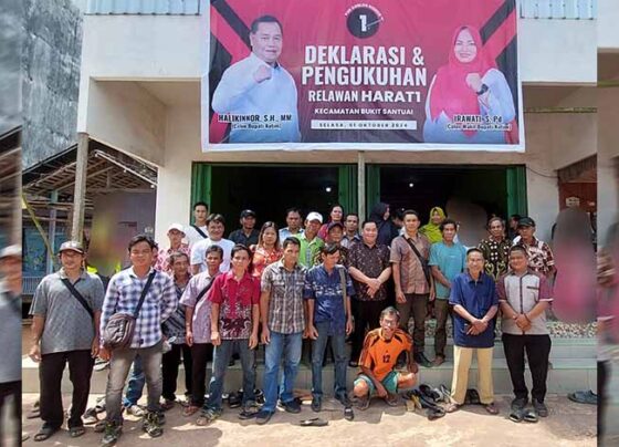 Calon Bupati Kotim Halikinnor saat berfoto bersama dengan relawan Harati. Selasa, 1 Oktober 2024