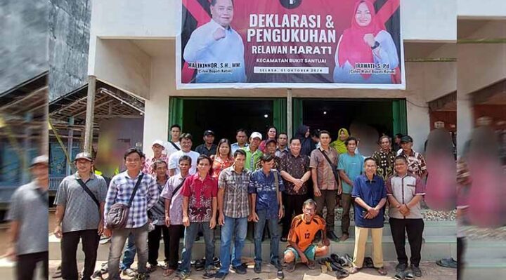 Calon Bupati Kotim Halikinnor saat berfoto bersama dengan relawan Harati. Selasa, 1 Oktober 2024