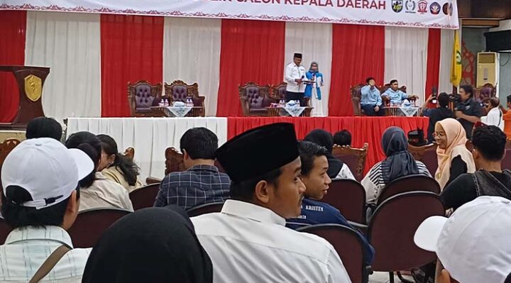 Dialog publik calon kepala daerah bersama pemuda Kotim, Selasa malam, 8 Oktober 2024.