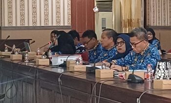 Dua dari kanan, Plt Direktur RSUD dr Murjani Sampit Yulia Nofiany saat rapat kerja dengan Komisi III DPRD Kotim, Kamis, 17 Oktober 2024.