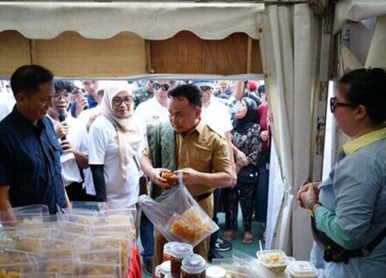 Gubernur Kalimantan Tengah H. Sugianto Sabran mengunjungi booth dan berbelanja produk UMKM