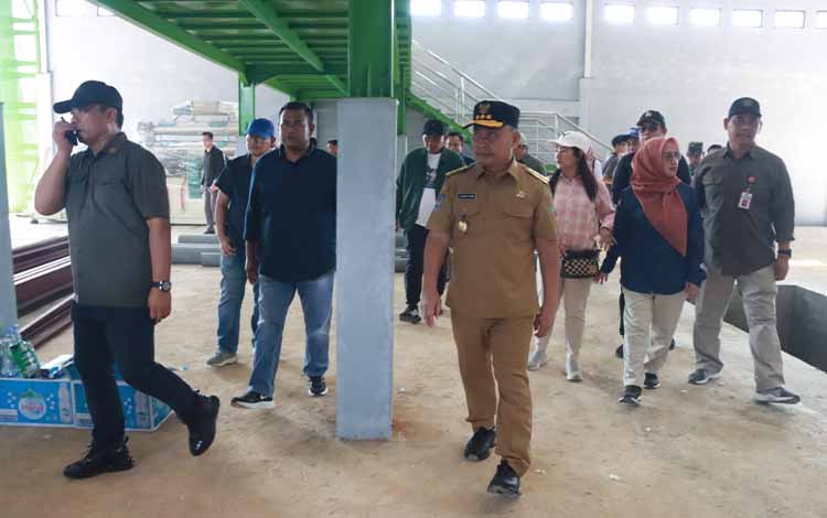 Sugianto Tinjau Pembangunan Pabrik Pakan di Parenggean, Target Produksi Mulai Januari 2025