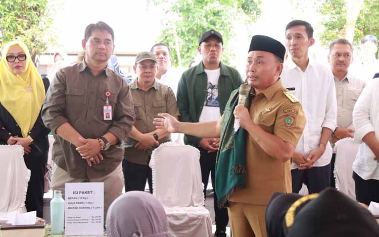Gebyar di Parenggean: Sugianto Sabran Bagikan 15 Ribu Paket Sembako Gratis hingga Umrohkan Janda