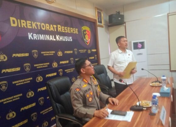 Kabidhumas Polda Kalteng Kombes Pol Erlan Munaji (kiri) dan Dirreskrimsus AKBP Rimsyahtono (kanan) saat menggelar pers rilis, Rabu, 30 Oktober 2024.