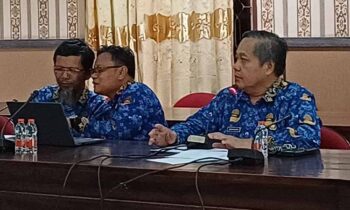 Kanan, Kepala Dinas Kesehatan Kotim Umar Kaderi saat paparan pada rapat kerja Komisi III DPRD Kotim.