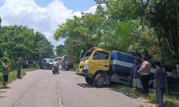 Kecelakaan di Jalan Sampit Samuda. Terlihat truk tangki terperosok ke parit.