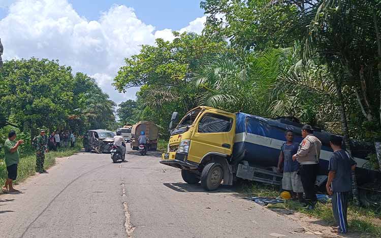 Truk Tangki Vs Sigra Kecelakaan di Jalan Sampit-Samuda