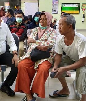 Ketua DPRD Kotim Rimbun berbincang pasian yang berobat di RSUD dr Murjani Sampit, Senin, 28 Oktober 2024.