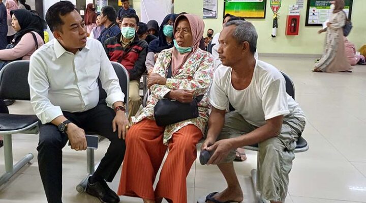 Ketua DPRD Kotim Rimbun berbincang pasian yang berobat di RSUD dr Murjani Sampit, Senin, 28 Oktober 2024.