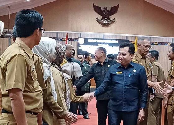 Ketua DPRD Kotim dan Pj Sekretaris Daerah Sanggul Lumban Gaol bersalaman dengan sejumlah pejabat setelah rapat paripurna, Senin, 21 Oktober 2024.