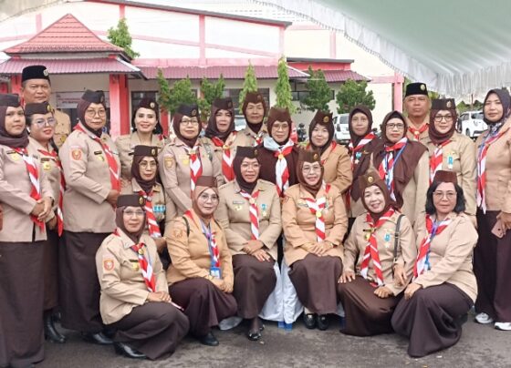 Ketua Kwarcab Gerakan Pramuka Kotim, Hj. Khairiah Halikinnor bersama Panitia Pelaksana Kegiatan Perkemahan Penggalang Baamang, Jumat, 18 Oktober 2024