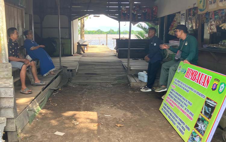 BKSDA Sampit Pasang Spanduk Antisipasi Kemunculan Buaya di Sungai Mentaya