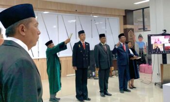 Meldy Putera saat dilantik menjadi anggota PAW Majelis Pengawas Daerah Notaris Kotim.