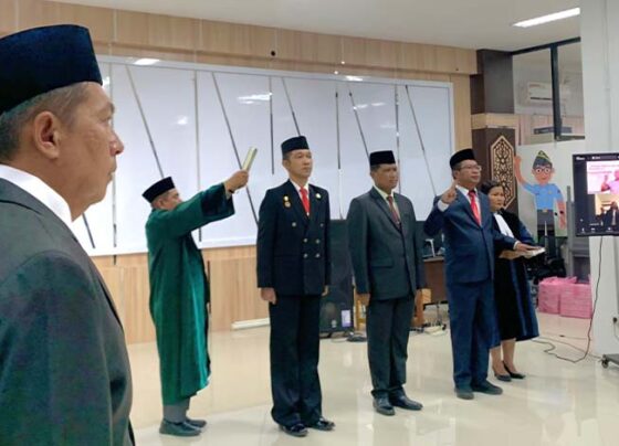 Meldy Putera saat dilantik menjadi anggota PAW Majelis Pengawas Daerah Notaris Kotim.