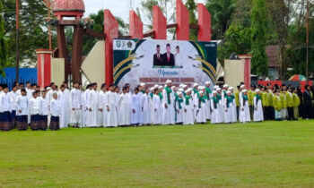 Para santri saat mengikuti upacara Peringatan Hari Santri Nasional di halaman kantor Bupati Kotim, Selasa, 22 Oktober 2024.