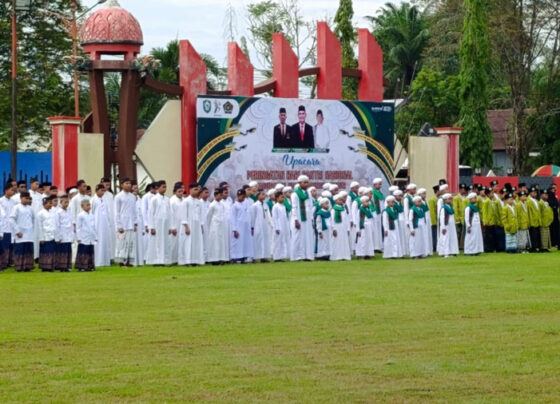 Para santri saat mengikuti upacara Peringatan Hari Santri Nasional di halaman kantor Bupati Kotim, Selasa, 22 Oktober 2024.