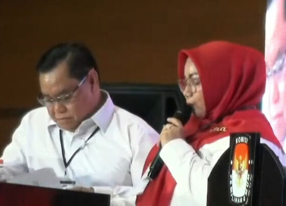 Pasangan calon Bupati dan Wakil Bupati Kotim Halikinnor Irawati saat debat pertama Pilkada Kotim, Sabtu, 26 Oktober 2024.