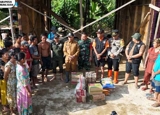 Pemkab Murung Raya serahkan bantuan banjir