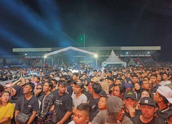 Penonton memadati Stadion 29 Nopember Sampit menyaksikan Konser NDX A.K.A, Selasa malam, 15 September 2024.