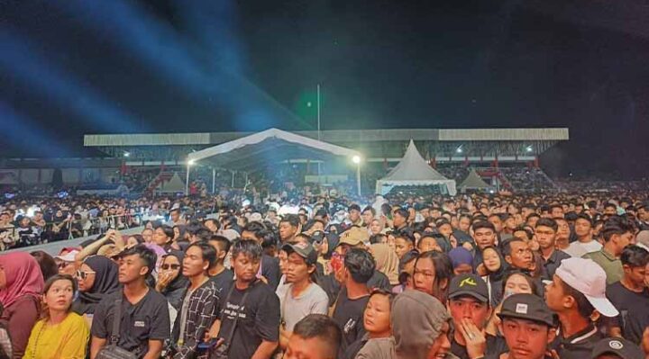 Penonton memadati Stadion 29 Nopember Sampit menyaksikan Konser NDX A.K.A, Selasa malam, 15 September 2024.