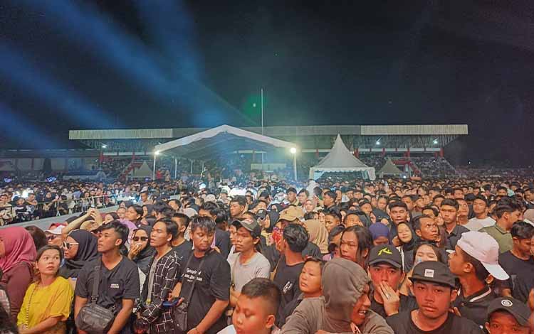 Konser NDX A.K.A di Sampit: Dihadiri Ribuan Penonton-Meriahkan Ekonomi Lokal