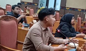 Perwakilan Ikatan Mahasiswa Kotim menyampaikan aspirasi pada audiensi di DPRD Kotim, Senin, 7 Oktober 2024.