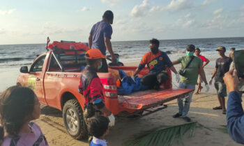 Petugas BPBD Kotim saat mengevakuasi jasad pemancing yang tenggelam di perairan laut Ujung Pandaran, Selasa, 29 Oktober 2024