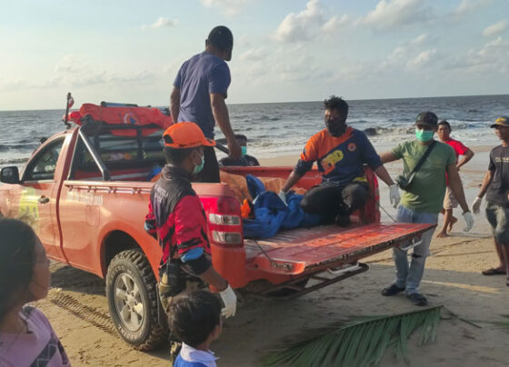 Petugas BPBD Kotim saat mengevakuasi jasad pemancing yang tenggelam di perairan laut Ujung Pandaran, Selasa, 29 Oktober 2024