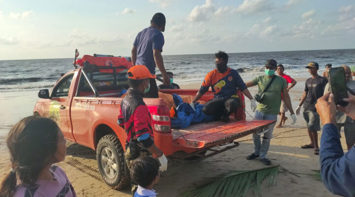 Petugas BPBD Kotim saat mengevakuasi jasad pemancing yang tenggelam di perairan laut Ujung Pandaran, Selasa, 29 Oktober 2024