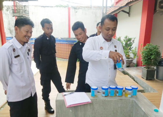 Petugas Lapas Kelas IIB Sampit saat melakukan tes urine bagi warna binaan pemasyarakatan