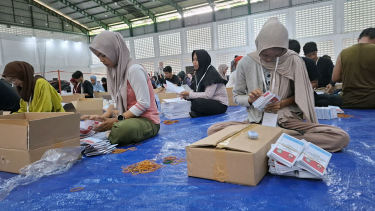 KPU Kotim Mulai Sortir dan Lipat Surat Suara Pilkada 2024, 122 Petugas Dikerahkan