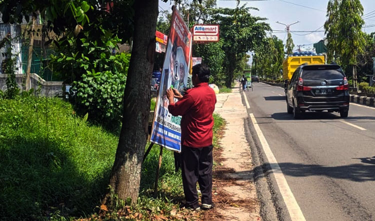 Paslon Pilkada Ramai-Ramai Langgar Aturan Pemasangan APK