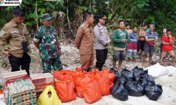 Pj Bupati Murung Raya salurkan bantuan kepada warga terdampak banjir.