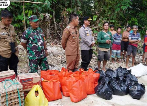 Pj Bupati Murung Raya salurkan bantuan kepada warga terdampak banjir.